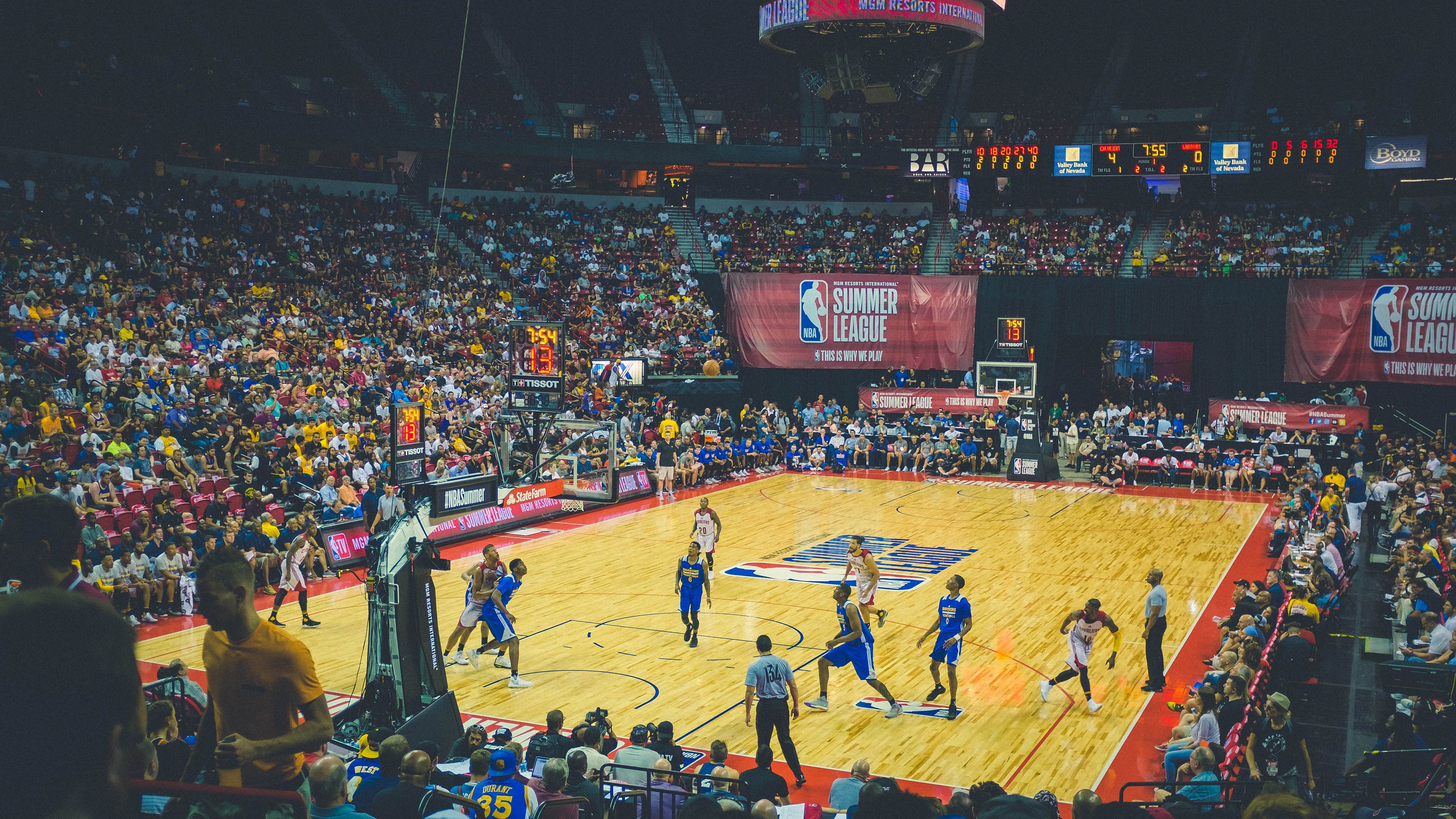 【现场气氛火爆】球迷疯狂助威点燃比赛激情，球迷疯狂庆祝